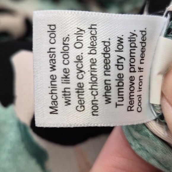 Nine West Long Sleeve Smocked Leopard Print Green Top Blouse Size Small - Picture 6 of 7